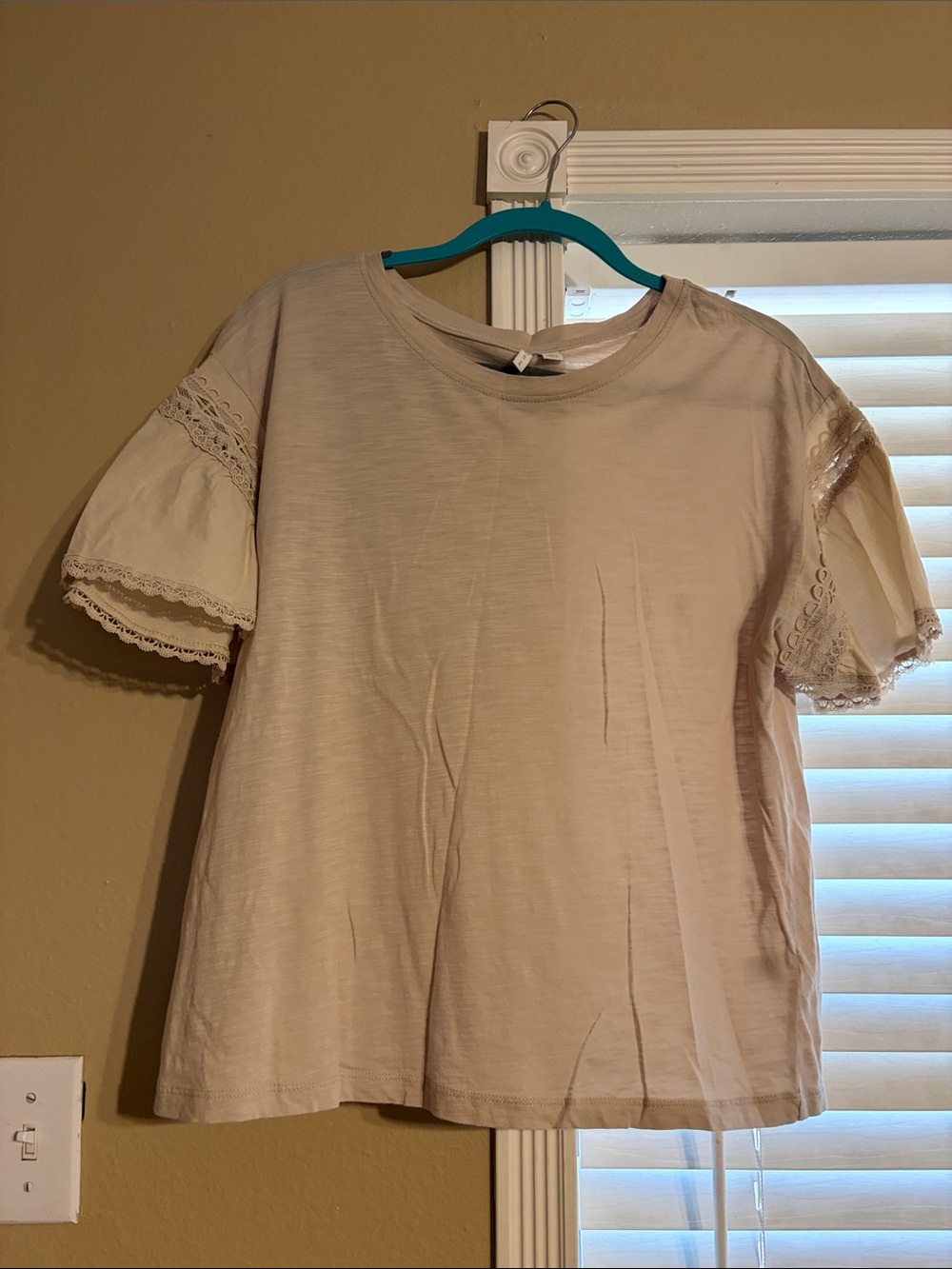 Women's Cream Lace & Ruffle-Sleeve Tee